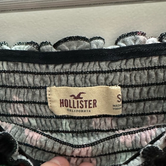🩷3 for $20🩷Hollister Off The Shoulder T-Shirt (Size Small) In Colour Black & Red - Picture 3 of 3